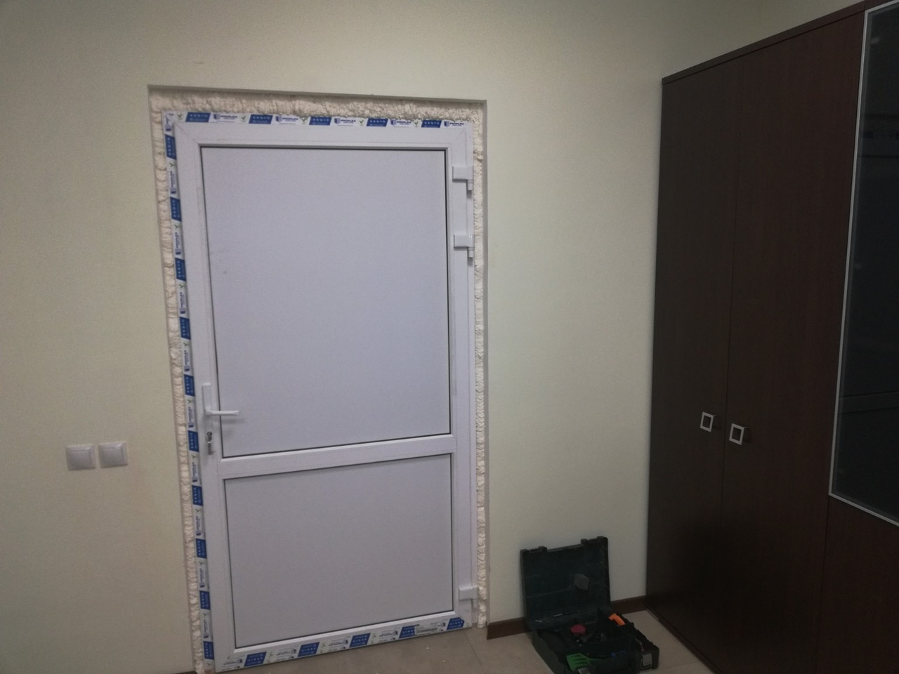 Монтаж пластиковой двери